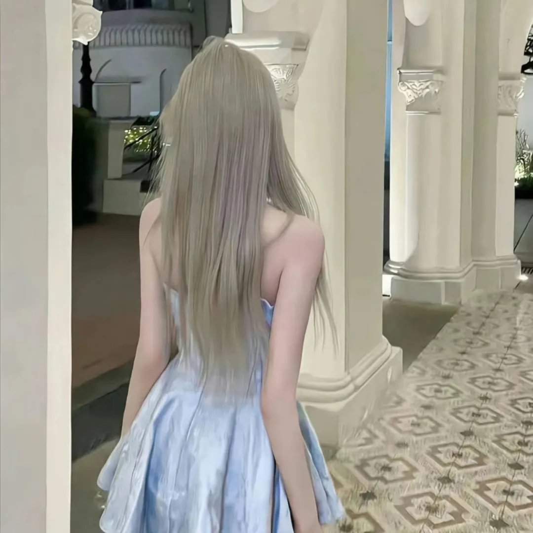 走进酒吧的女孩